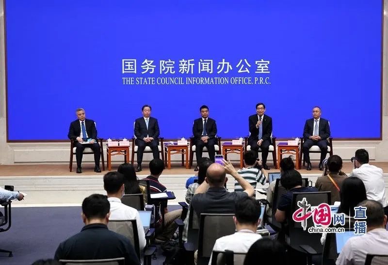 中外记者见面会上，周育先谈如何弘扬企业家精神